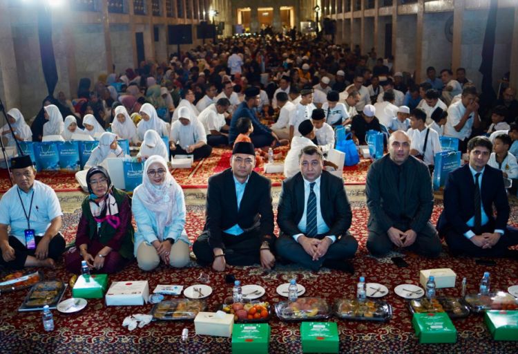 Azərbaycan səfirliyi Cənub-Şərqi Asiyanın ən böyük məscidində iftar süfrəsi açıb