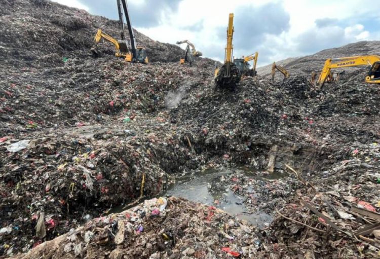 İndoneziyada məişət tullantıları poliqonundakı uçqunda 5 nəfər ölüb