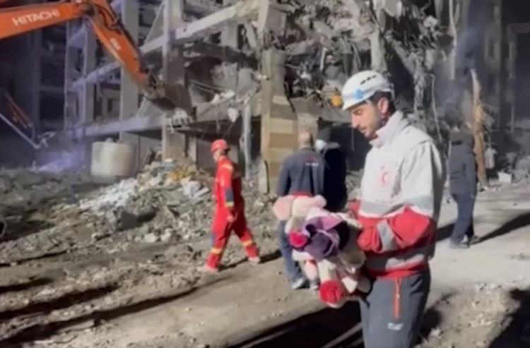 Tehranda yaşayış binaları atəşə tutulub, 40 nəfər həlak olub