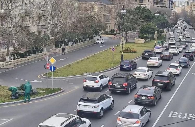 Bakının bir sıra yollarında tıxac yaranıb