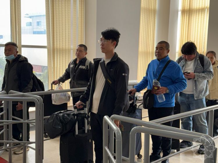 İrandan təxliyə davam edir: Bir qrup xarici vətəndaş təxliyə olunub<font color=red> - FOTOLAR</font>