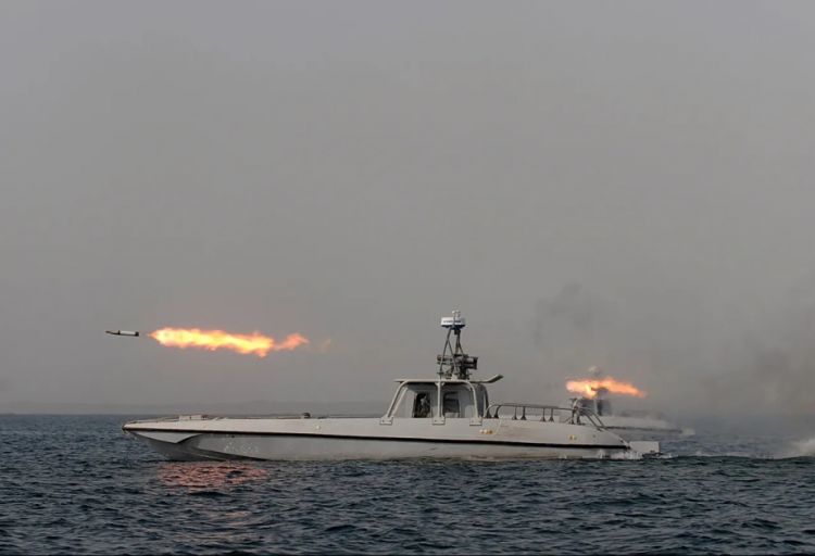 Hörmüz boğazında iki gəmi atəşə tutulub