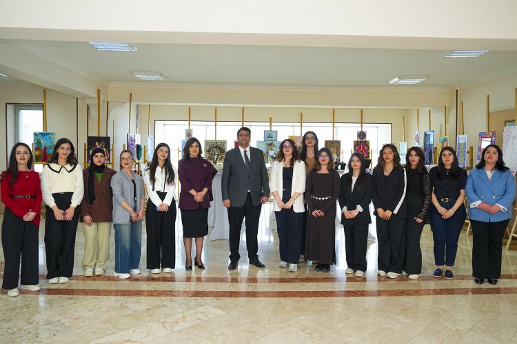 NDU-da “Şəhərsalma və memarlıq ili”nə həsr olunmuş  dekorativ-tətbiqi sənət nümunələrindən ibarət sərgi təşkil olunub<font color=red> - FOTOLAR</font>