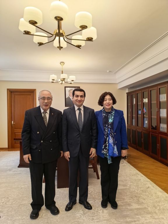 Prezidentin köməkçisi Çinin Avropa məsələləri üzrə keçmiş xüsusi nümayəndəsi ilə görüşüb