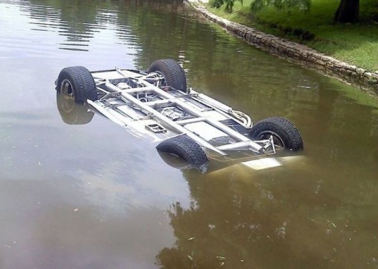 Naxçıvanda avtomobil su kanalına aşıb, xəsarət alanlar var