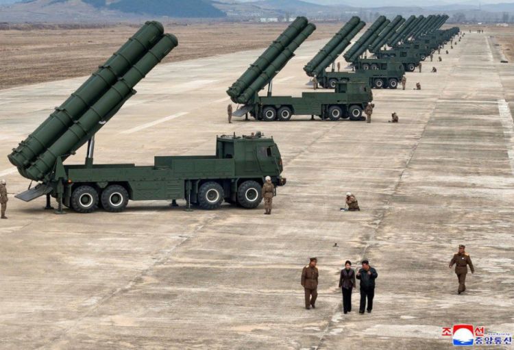 KXDR Lideri artilleriya-raket bölmələrinin təlimini izləyib