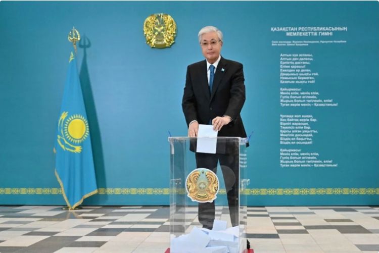 Tokayev referendumda səs verib