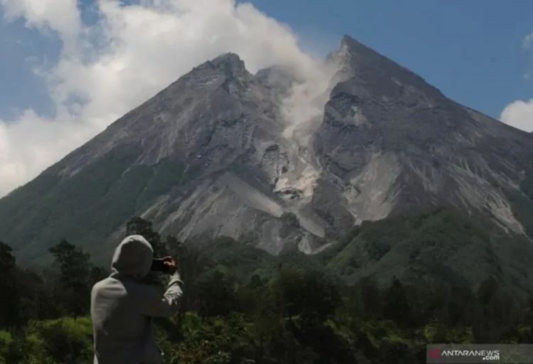 İndoneziyadakı Merapi vulkanı püskürüb