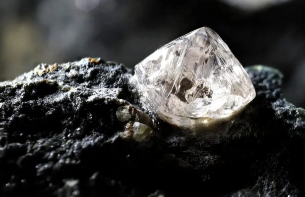 Prezident emal edilməmiş almazların rəy olmadan idxalı və ixracına görə cərimələri təsdiqləyib