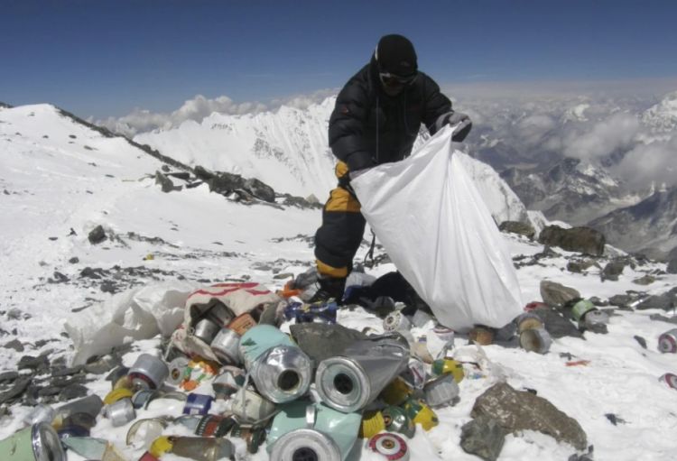 Alpinistlər Everest zirvəsindən enərkən zibil daşımalı olacaqlar