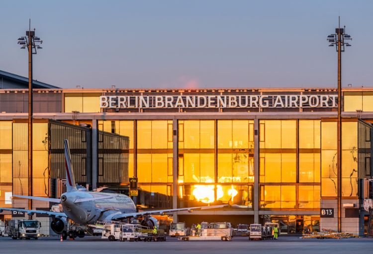 Almaniyada tətillər hava limanını və yerli nəqliyyatı iflic edir