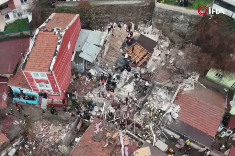 İstanbulda iki bina çöküb