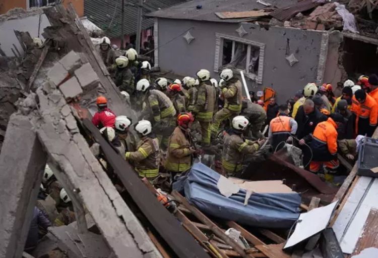 İstanbul valisi: Dağıntılar altında qalan doqquz nəfərdən yeddisi xilas edilib