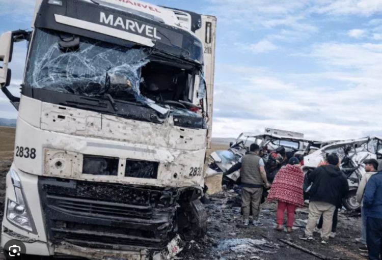 Peruda mikroavtobusla yük maşını toqquşub, 13 nəfər həyatını itirib