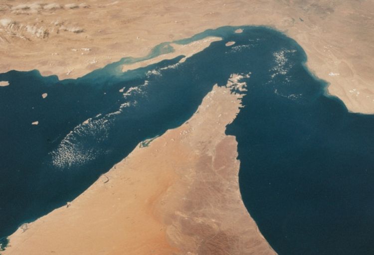 Media: İran Hörmüz boğazından keçən gəmilər üçün rüsum almaq hüququnu axtarır