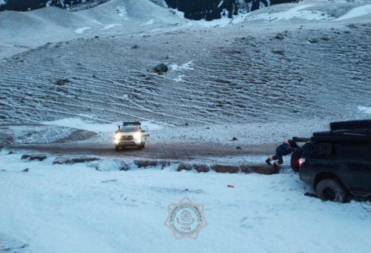 Qazaxıstan dağlarında gecə əməliyyatı: uşaqlı ailə qarın altında tapılıb