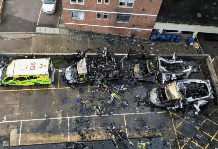 Londonda təcili yardım maşınlarına hücumla bağlı iki nəfər saxlanılıb