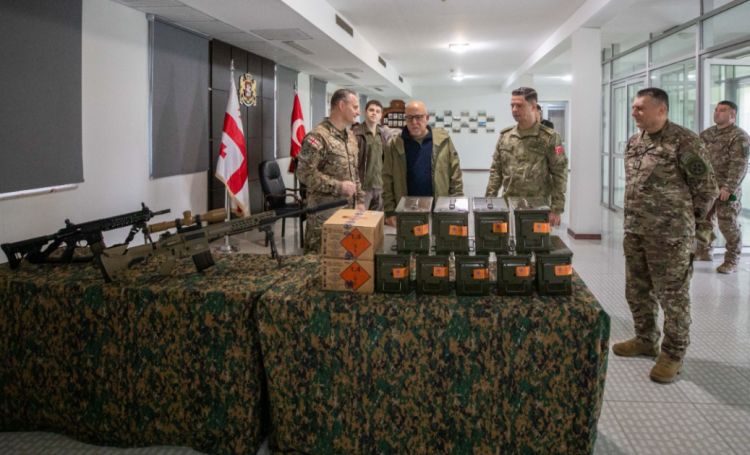 Türkiyə Gürcüstana hərbi təyinatlı texnika verib<font color=red> - FOTOLAR</font>