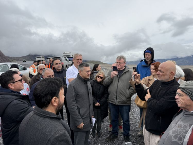 Dünya səyyahları Horadiz-Ağbənd avtomobil və dəmir yolunda görülən işlərlə tanış olublar<font color=red> - FOTOLAR</font>
