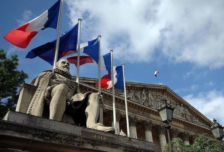 Əlcəzair Fransadakı konsulluq əməkdaşının həbs müddətinin uzadılmasını kəskin şəkildə pisləyib