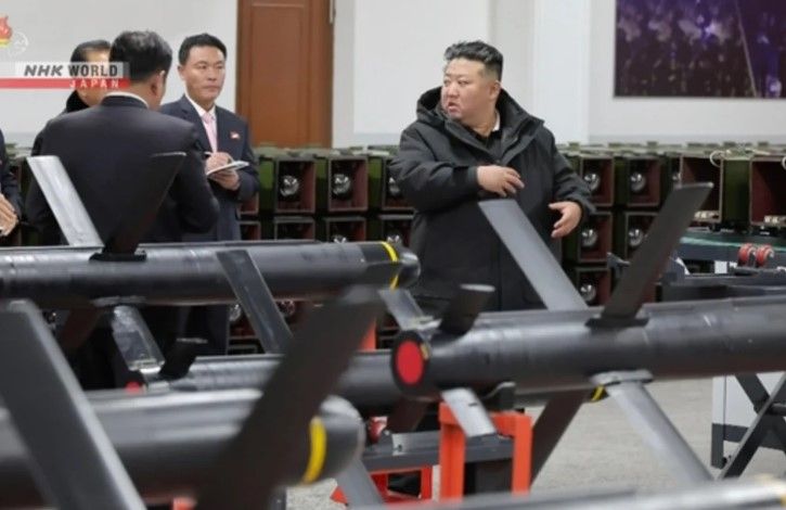 Kim Çen In Şimali Koreyanın xüsusi təyinatlı qüvvələrini yoxlayıb