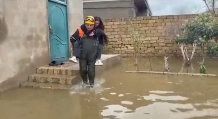 FHN: Su basmış ərazilərdən ümumilikdə 278 nəfər təhlükəsiz yerlərə təxliyə edilib<font color=red> - FOTOLAR</font>