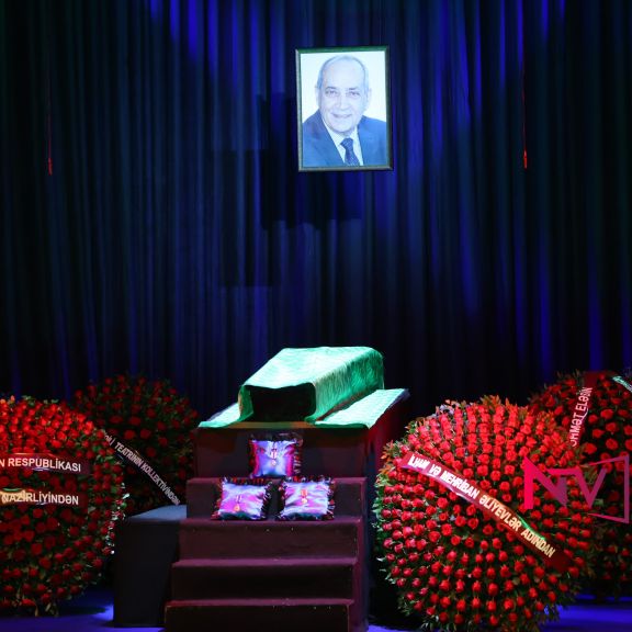 İlham Əliyev və Mehriban Əliyeva Rasim Balayevlə vida mərasiminə əklil göndəriblər