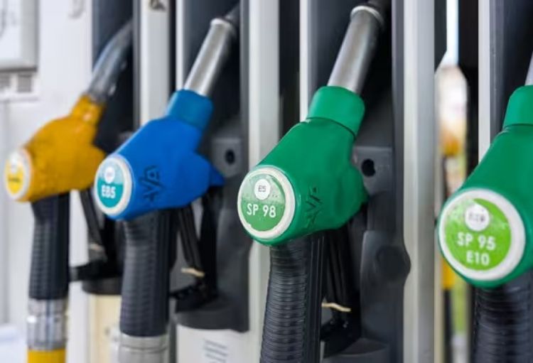 Fransada yanacağın bahalaşmasına etiraz edən yük maşını sürücüləri yolu bağlayıblar