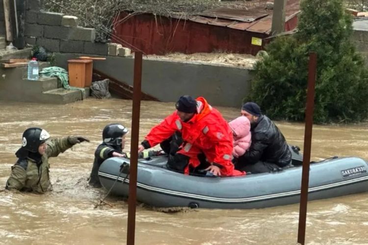 Mahaçqalada su basmış evlərdən 300-dən çox insan təxliyə edilib