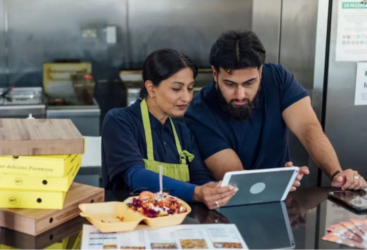 Böyük Britaniyada minimum əməkhaqqı artırılıb