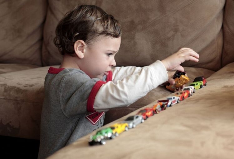 ÜST: Dünyada hər 127 nəfərdən birində autizm spektr pozuntusu aşkarlanır