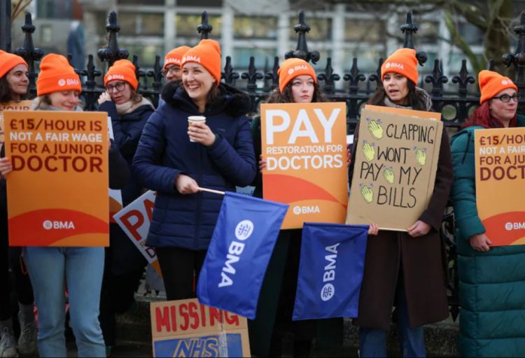 Britaniyada həkimlərin tətili iqtisadiyyata 43 milyon funt sterlinq zərər vura bilər