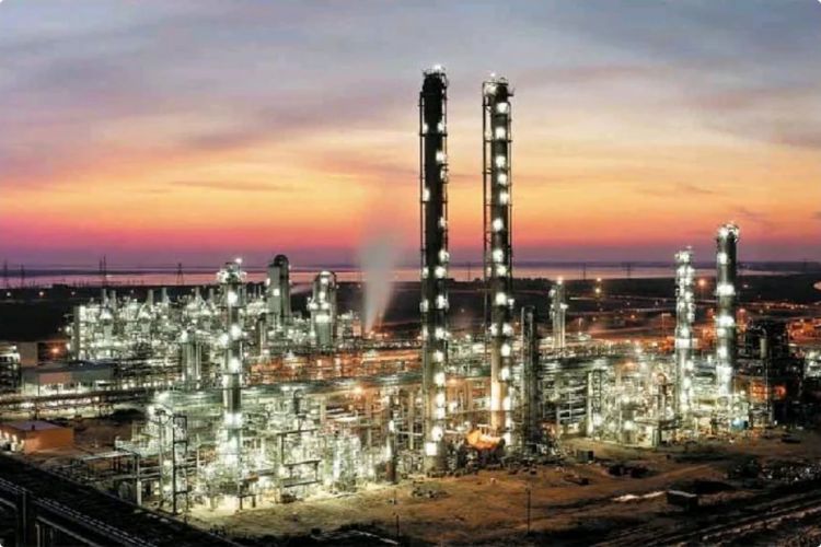 BƏƏ-də neft-kimya zavodu yanğın səbəbindən fəaliyyətini dayandırıb