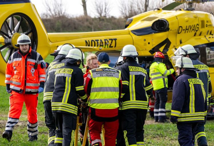 Almaniyada güclü külək nəticəsində aşan ağac üç nəfərin ölümünə səbəb olub