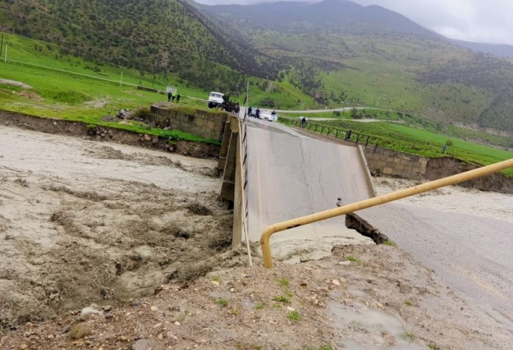 Güclü sel Siyəzən-Məşrif avtomobil yolunda körpünü uçurub