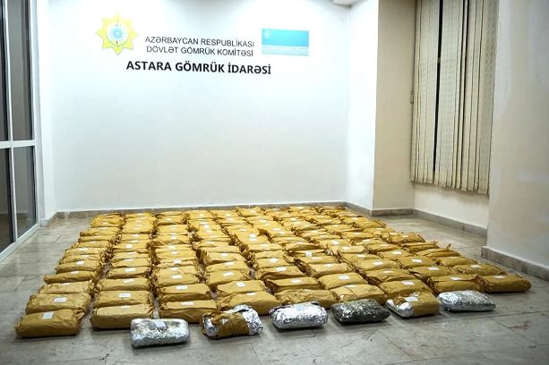 "Kivi" yükü aparan nəqliyyat vasitəsində külli miqdarda narkotik aşkar edilib<font color=red> - FOTOLAR</font>