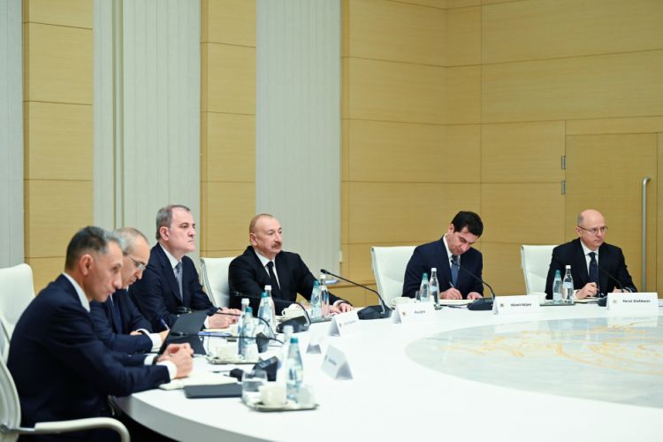 Prezident İlham Əliyevin Gürcüstanın Baş naziri İrakli Kobaxidze ilə geniş tərkibdə görüşü olub <font color=red> - FOTOLAR</font>