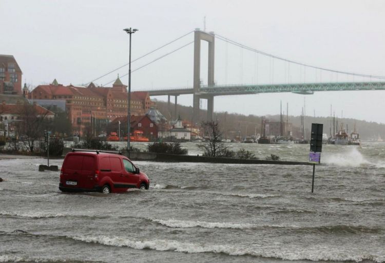 “Deyv” fırtınası İsveçdə nəqliyyatı iflic edib və minlərlə evi elektriksiz qoyub