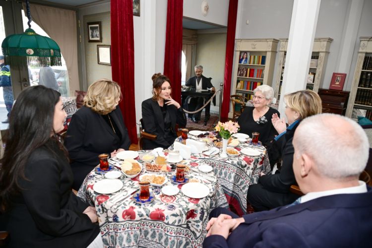 Birinci xanım Mehriban Əliyeva Tbilisidə Mirzə Fətəli Axundzadə adına Azərbaycan Mədəniyyəti Muzeyi ilə tanış olub<font color=red> - FOTOLAR</font>
