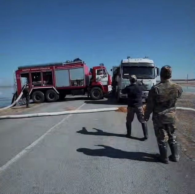 Qazaxıstanda bəndin yarılması ilə əlaqədar möhkəmləndirmə işləri aparılır<font color=red> - FOTOLAR</font>