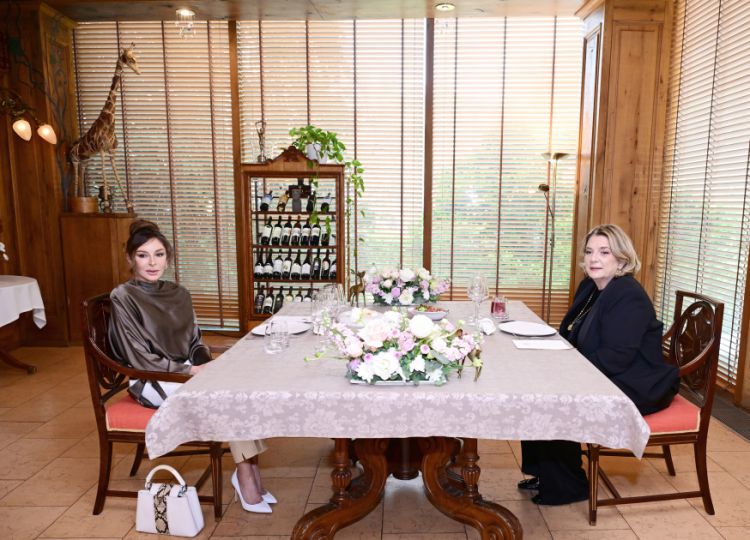 Birinci xanım Mehriban Əliyevanın şərəfinə lanç<font color=red> - FOTOLAR</font>