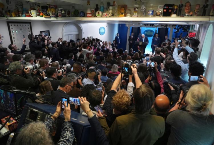 Tramp İranda təyyarəçilərin xilas edilməsi əməliyyatının detallarını açıqlayıb