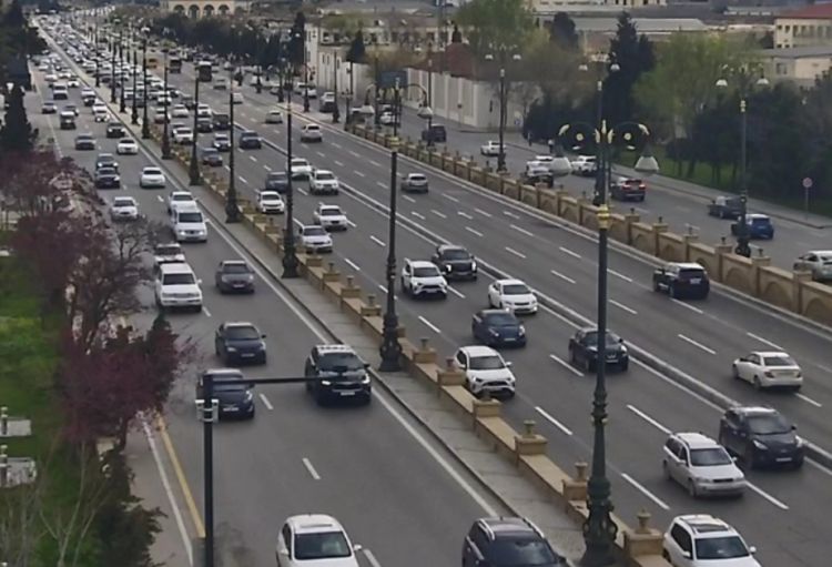 Paytaxtın bir sıra yollarında nəqliyyatın sıxlığı müşahidə olunur