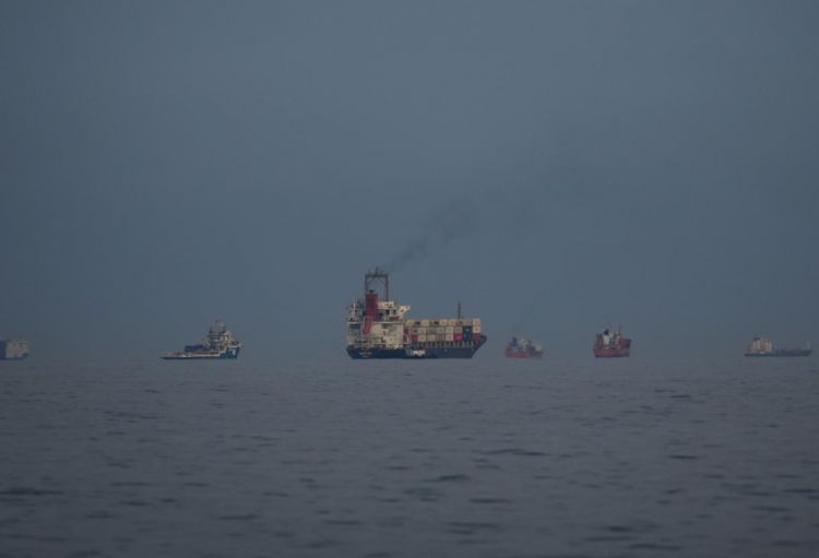 İran Hörmüz boğazından keçməyi planlaşdıran gəmilərin alternativ yollar seçməsini tələb edib