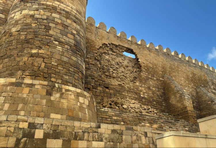 İçərişəhərdə tarixi qala divarının bir hissəsində aşınma qeydə alınıb, bərpa işlərinə başlanılıb