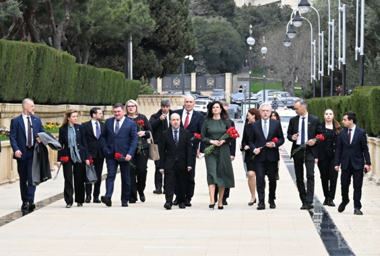 Litvanın Baş naziri Bakıda şəhidlərin xatirəsini anıb<font color=red> - FOTOLAR</font>