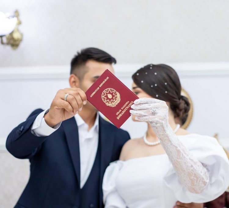 Azərbaycanda həyat yoldaşının soyadını götürən kişilərin sayı açıqlanıb