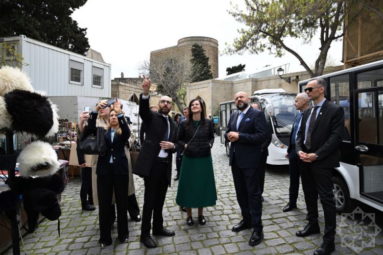 Litvanın Baş naziri İnqa Ruqiniene İçərişəhərlə tanış olub<font color=red> - FOTOLAR</font>