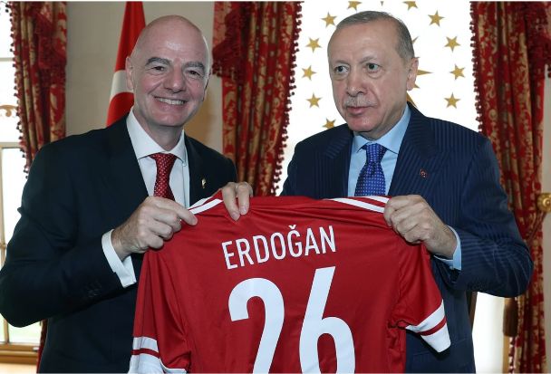 FIFA prezidenti Ərdoğana top və forma hədiyyə edib