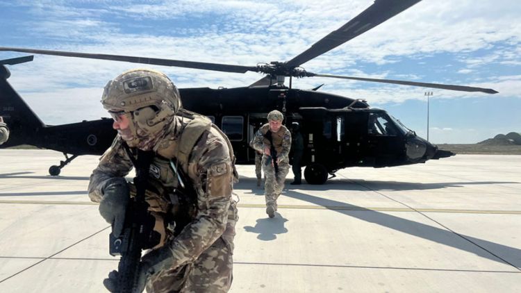 Azərbaycan desantları beynəlxalq təlimdə şərti terrorçunu zərərsizləşdirib və qrup rəhbərini ələ keçirib<font color=red> - VİDEO</font>